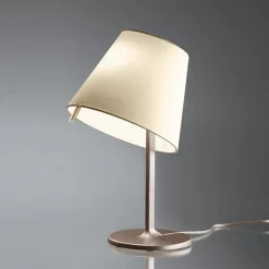 Melampo Ø23 kremowy - Artemide - lampa biurkowa
