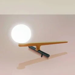 Yanzi L28 złoty mosiądz - Artemide - lampa biurkowa